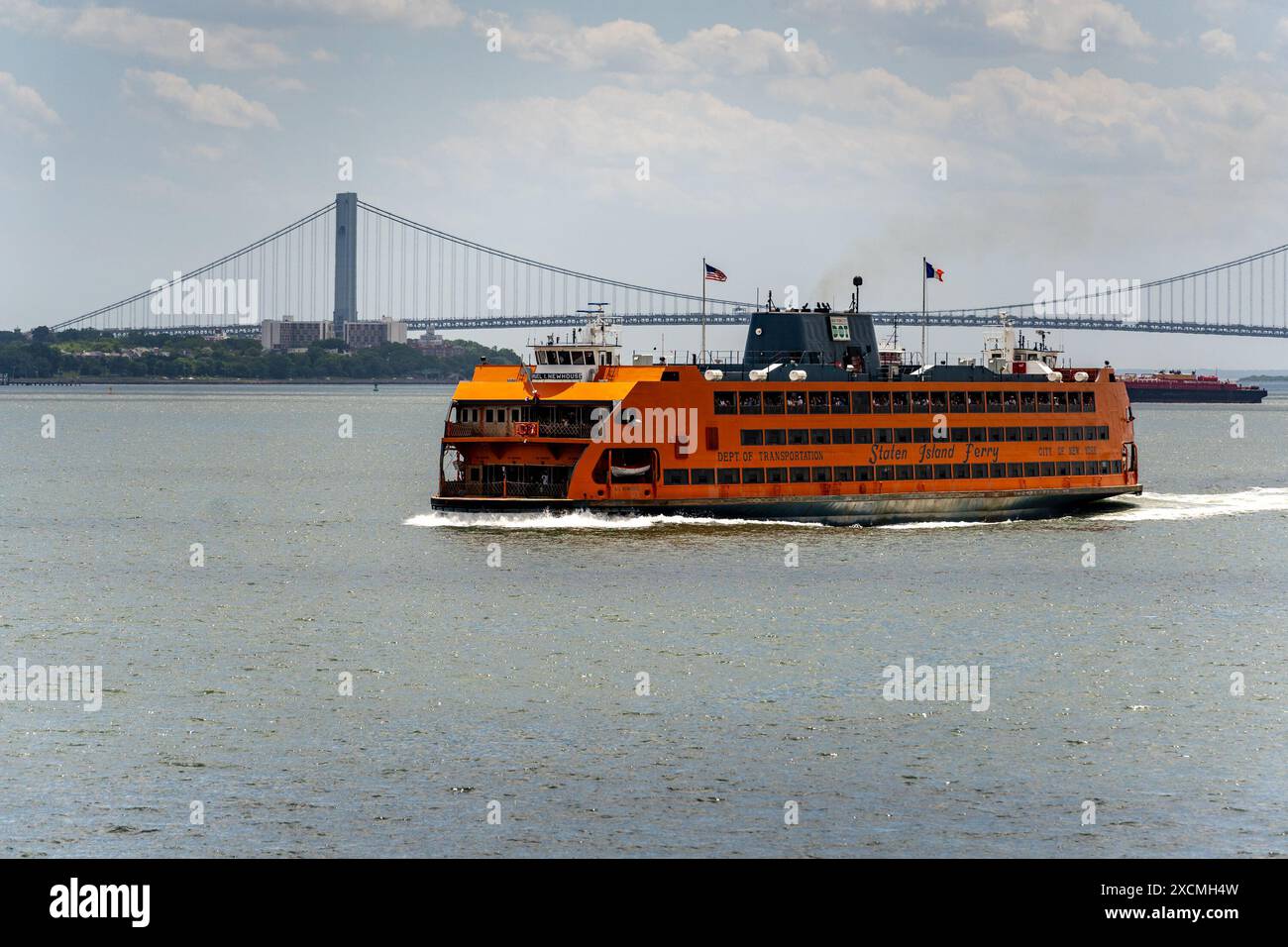 New York, NY - USA - 7. Juni 2024 der legendäre MV Samuel I. Newhouse, der in Orange und Schwarz gehalten ist, navigiert anmutig durch New York City. Stockfoto