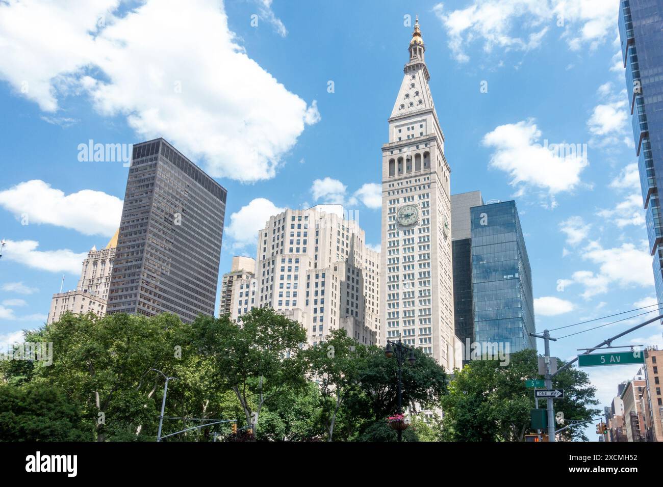 New York, NY – USA – 7. Juni 2024 der legendäre Met Life Tower im Flatiron District von Manhattan verkörpert die Architektur des Gothic Revival und erhebt sich in majestischer Höhe Stockfoto