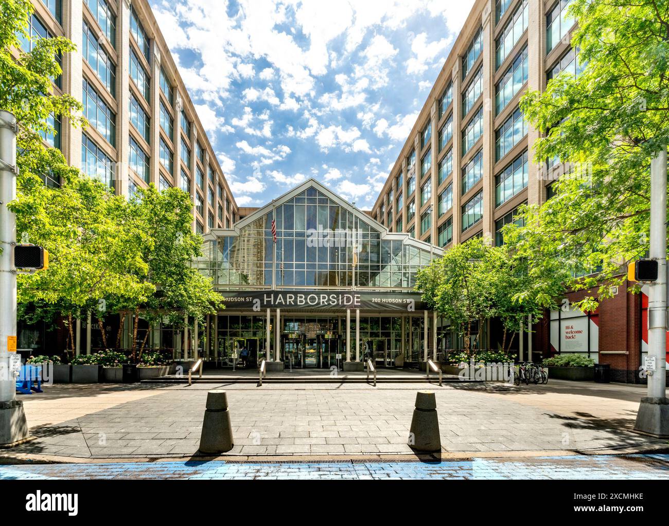 Jersey City, NJ - USA - 7. Juni 2024 Blick auf Harborside, ein dynamischer Komplex mit gemischter Nutzung im Exchange Place District von Jersey City, der nahtlos in r Stockfoto