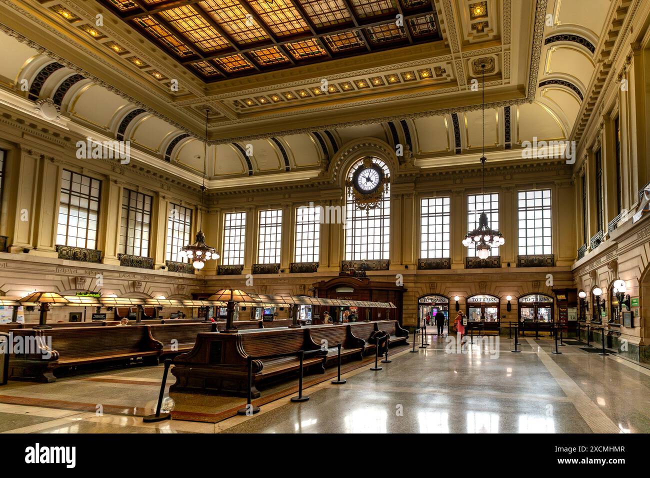 Hoboken, NJ - USA - 7. Juni 2024 Landschaft mit Innenansicht des historischen Wartezimmers des NJT Hoboken Terminal, zeitlose Eleganz trifft auf modernen Komfort Stockfoto