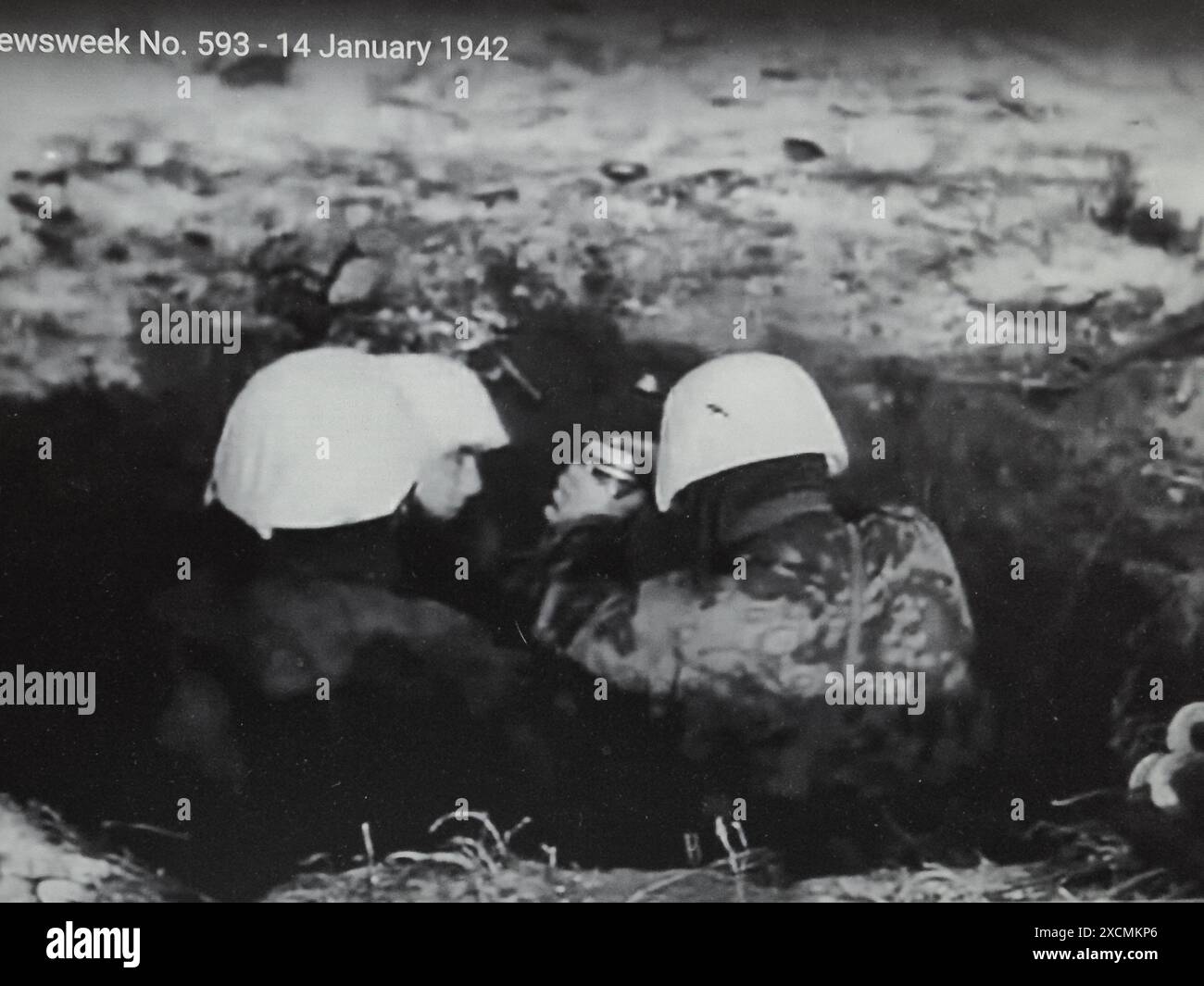 Screenshot von Worls war Two in Schwarzweiß. Deutsche Mörserbesatzung an der russischen Front in Camo Smocks mit SchneeCamo Helmbezügen Stockfoto