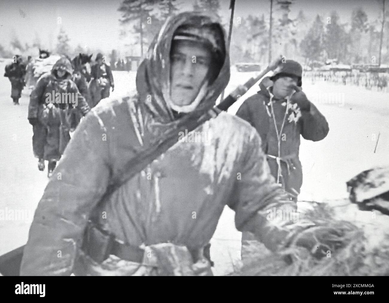 World war Two s&W Screenshot Foto . Deutsche Verstärkungen treffen 1943 an der Ostfront ein Stockfoto