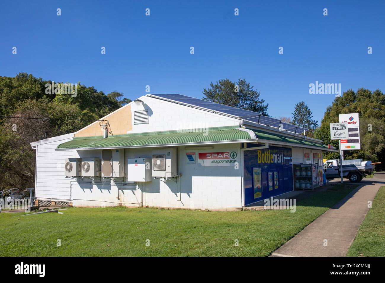 Nana Glen, australisches historisches Dorf in der Stadt Coffs Harbour im Orara Valley, örtlicher SPAR Supermarkt, Schlachtschiff und Tankstelle, NSW, Australien Stockfoto