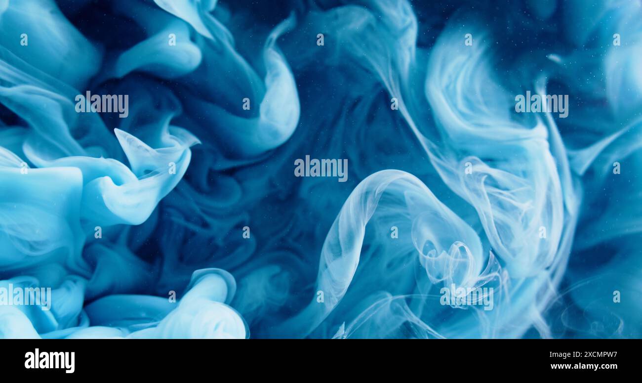 Tintenspritzwasser. Farbwolke. Unschärfe blau glühend traumhafte Rauch Explosion Textur Acrylfarbe schwimmende abstrakte Kunst Hintergrund. Stockfoto