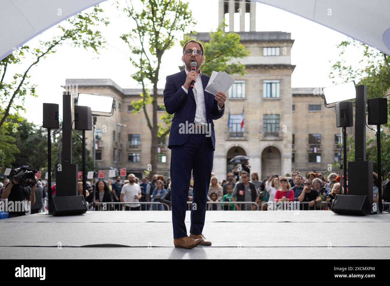 Patrice Bessac, Bürgermeister von Montreuil, traf am 17. Juni 2024 auf dem Place Jean-Jaures in Montreuil, nahe Paris, auf einem Wahlkampftreffen unter freiem Himmel die Volksfront (NFP) mit der Zivilgesellschaft der Wahlkoalition linker Parteien unter dem Namen Nouveau Front Populaire (neue Volksfront). Foto: Raphael Lafargue/ABACAPRESS. KOM Stockfoto