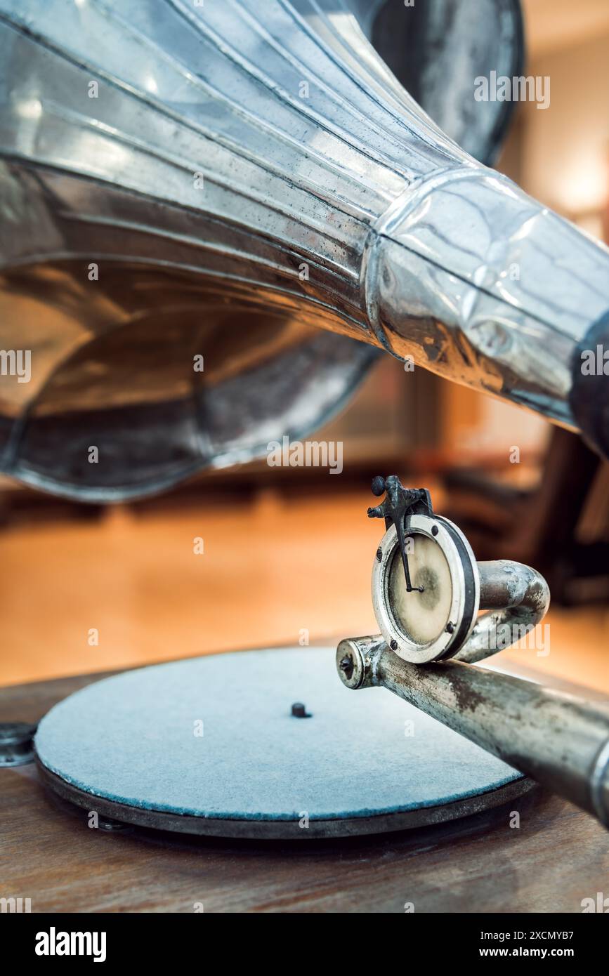 Ein antikes Grammophon, das im Hintergrund steht Stockfoto