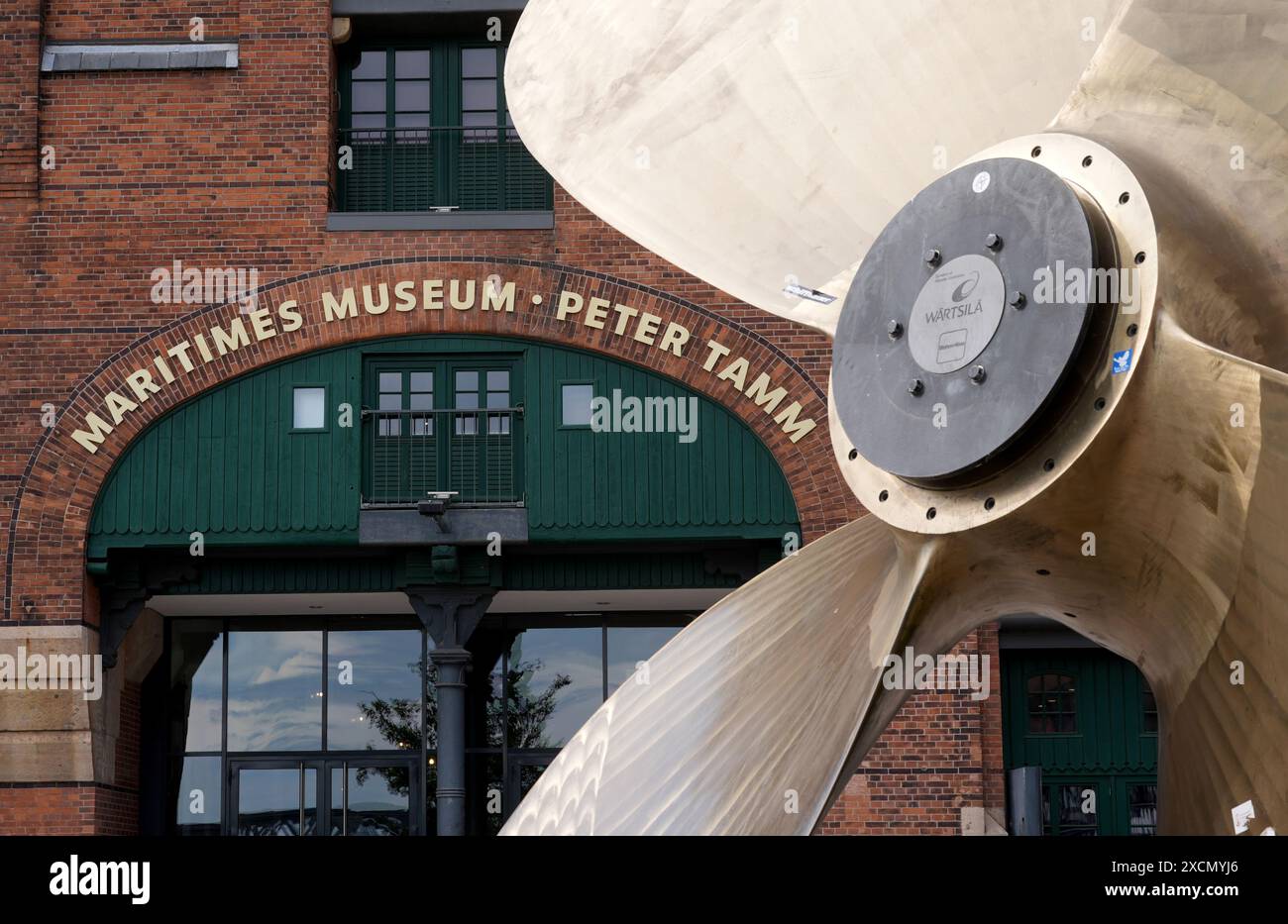 Hamburg, Deutschland. Juni 2024. Blick auf den Eingang zum Internationalen Maritimen Museum Hamburg in der Hafencity. Etwa 20 dieser äußerst seltenen Exemplare aus der Dunkelheit der Ozeane sind auf Deck 7 unter der Überschrift „Deep Sea Habitat“ ausgestellt. Die in Alkohol schwimmenden Tiere werden frisch zubereitet und ihre Farben sind erstaunlich intensiv. Museumsbesucher können die Glasbehälter auf Knopfdruck beleuchten. (Zu dpa 'Tiefseefische sind die neue Attraktion im Maritime Museum Hamburg') Credit: Marcus Brandt/dpa/Alamy Live News Stockfoto