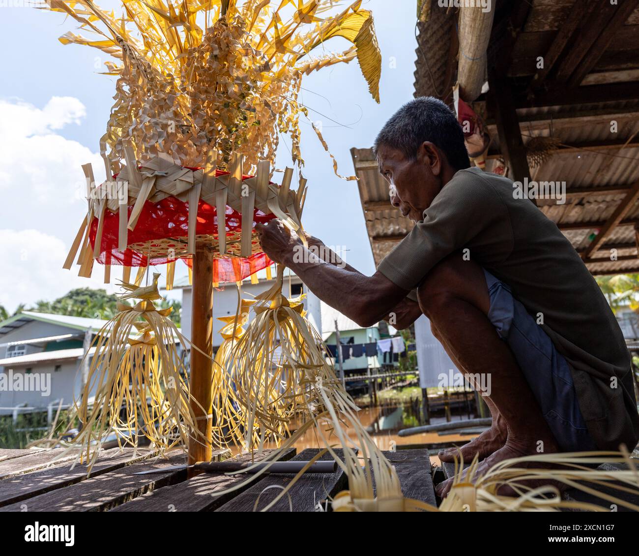 Ein Mann bereitet traditionelle Requisiten für das Serahang-Ritual von Melanau während des Kaul Festivals vor Stockfoto