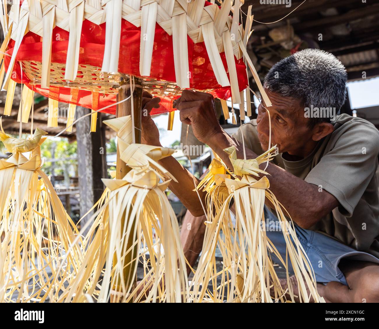 Ein Mann bereitet traditionelle Requisiten für das Serahang-Ritual von Melanau während des Kaul Festivals vor Stockfoto