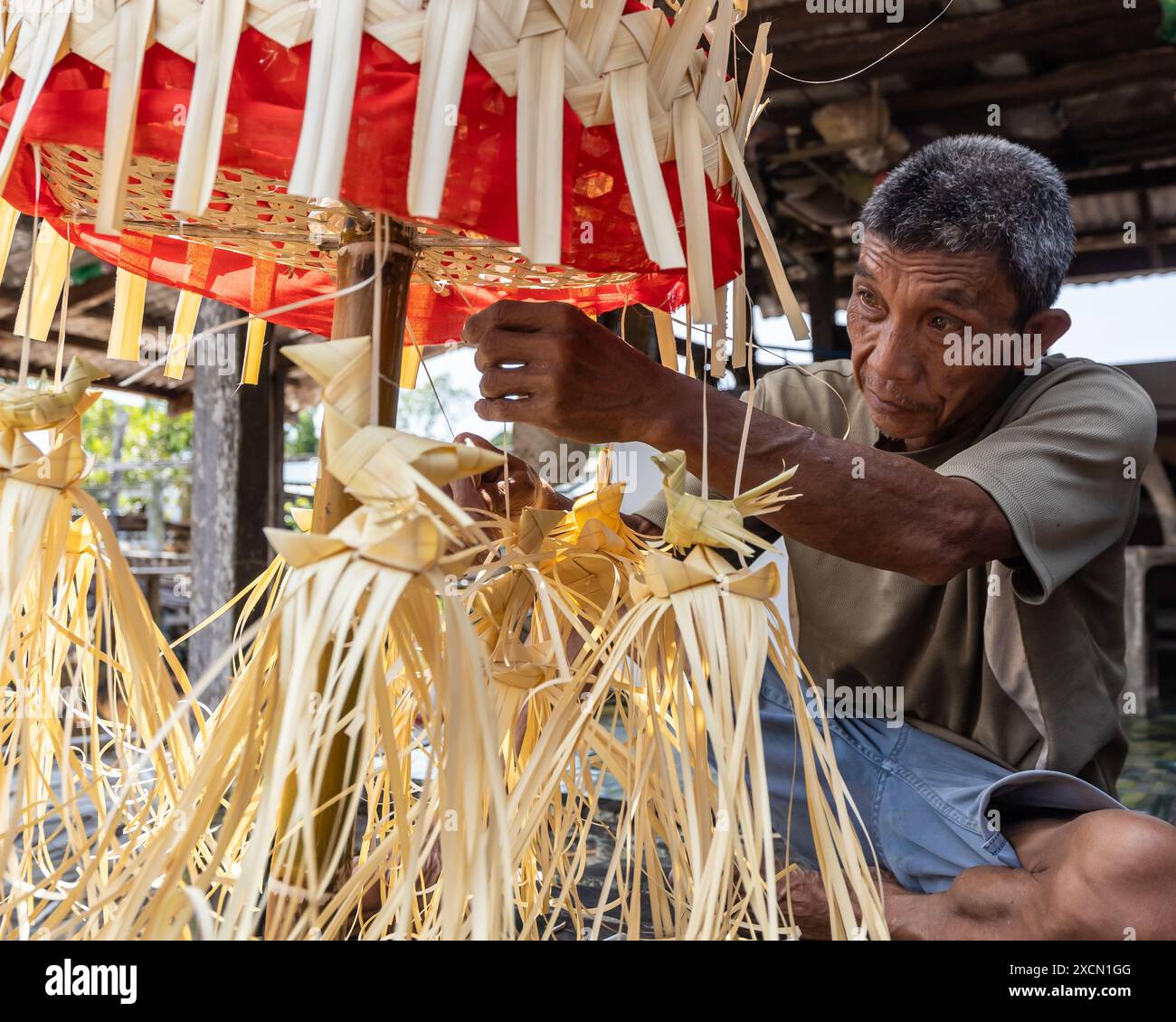 Ein Mann bereitet traditionelle Requisiten für das Serahang-Ritual von Melanau während des Kaul Festivals vor Stockfoto