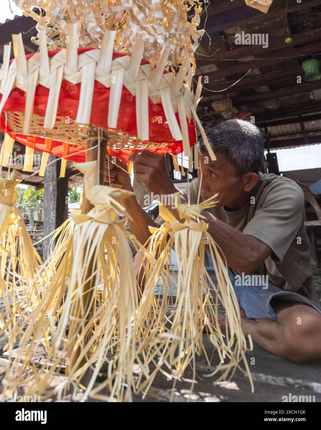 Ein Mann bereitet traditionelle Requisiten für das Serahang-Ritual von Melanau während des Kaul Festivals vor Stockfoto