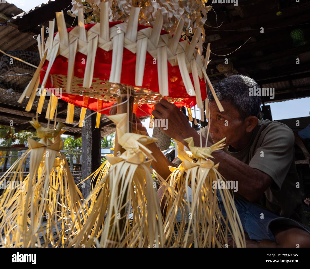 Ein Mann bereitet traditionelle Requisiten für das Serahang-Ritual von Melanau während des Kaul Festivals vor Stockfoto