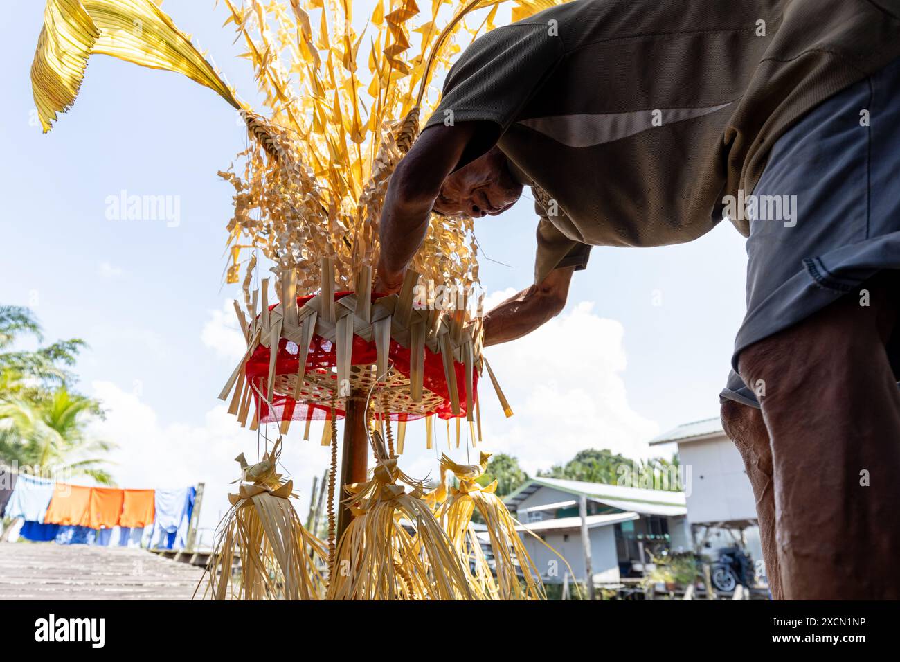 Ein Mann bereitet traditionelle Requisiten für das Serahang-Ritual von Melanau während des Kaul Festivals vor Stockfoto