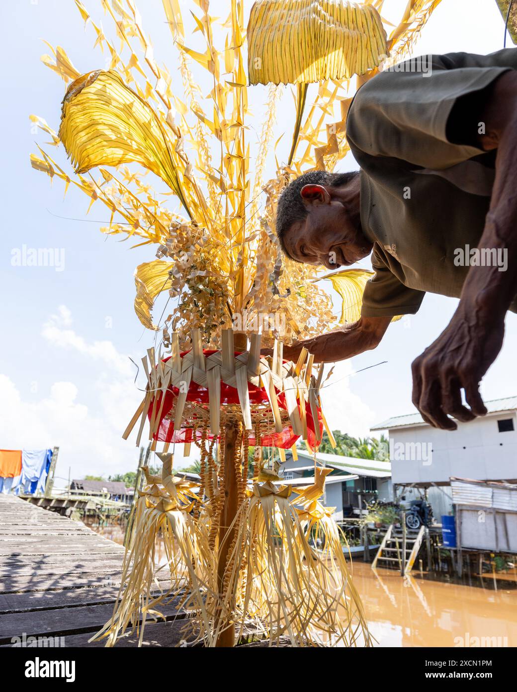 Ein Mann bereitet traditionelle Requisiten für das Serahang-Ritual von Melanau während des Kaul Festivals vor Stockfoto