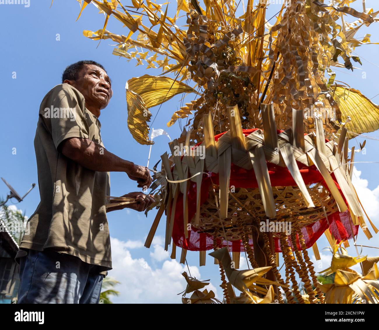 Ein Mann bereitet traditionelle Requisiten für das Serahang-Ritual von Melanau während des Kaul Festivals vor Stockfoto