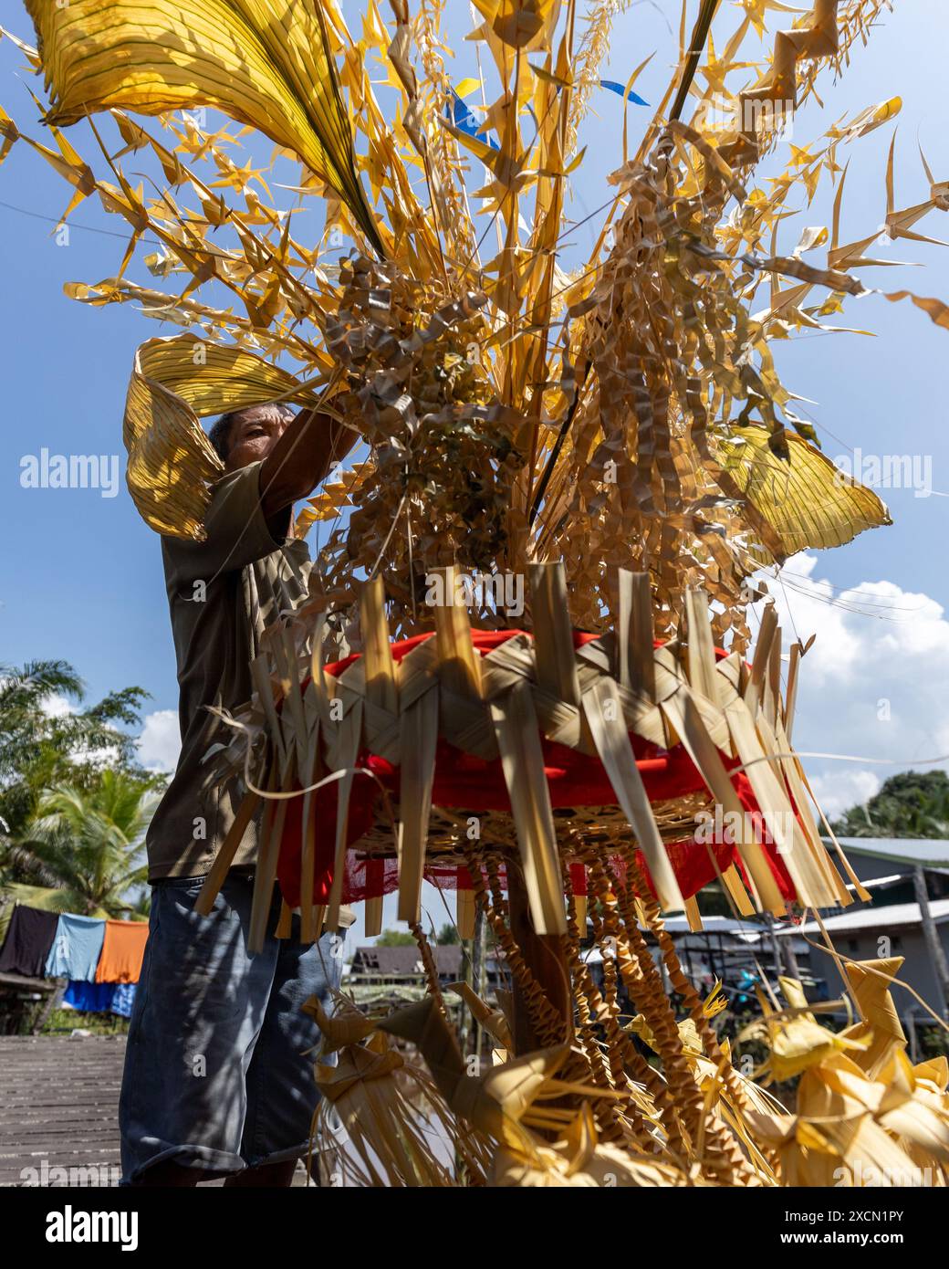 Ein Mann bereitet traditionelle Requisiten für das Serahang-Ritual von Melanau während des Kaul Festivals vor Stockfoto