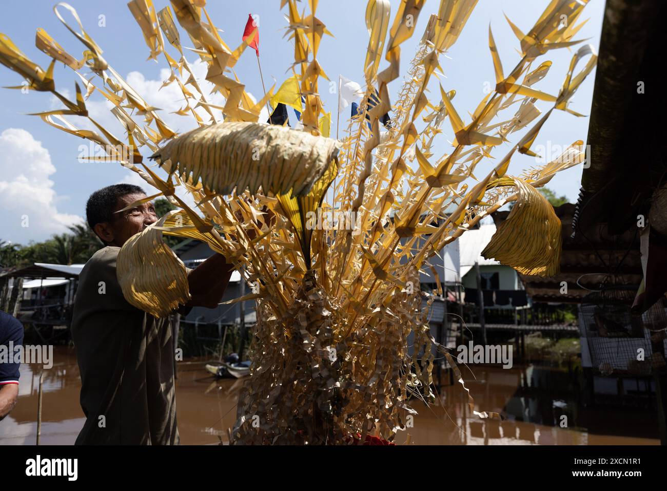 Ein Mann bereitet traditionelle Requisiten für das Serahang-Ritual von Melanau während des Kaul Festivals vor Stockfoto