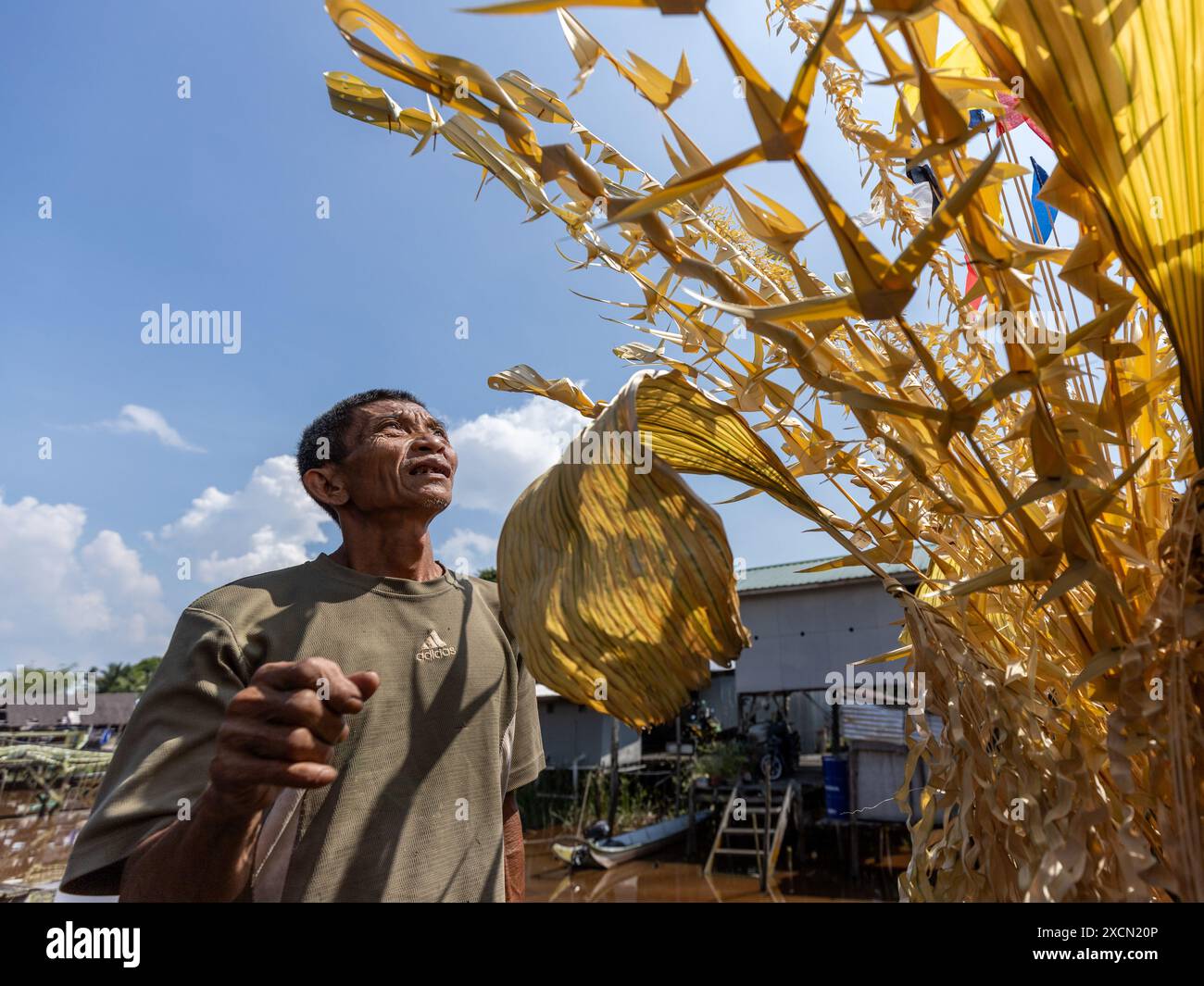 Ein Mann bereitet traditionelle Requisiten für das Serahang-Ritual von Melanau während des Kaul Festivals vor Stockfoto
