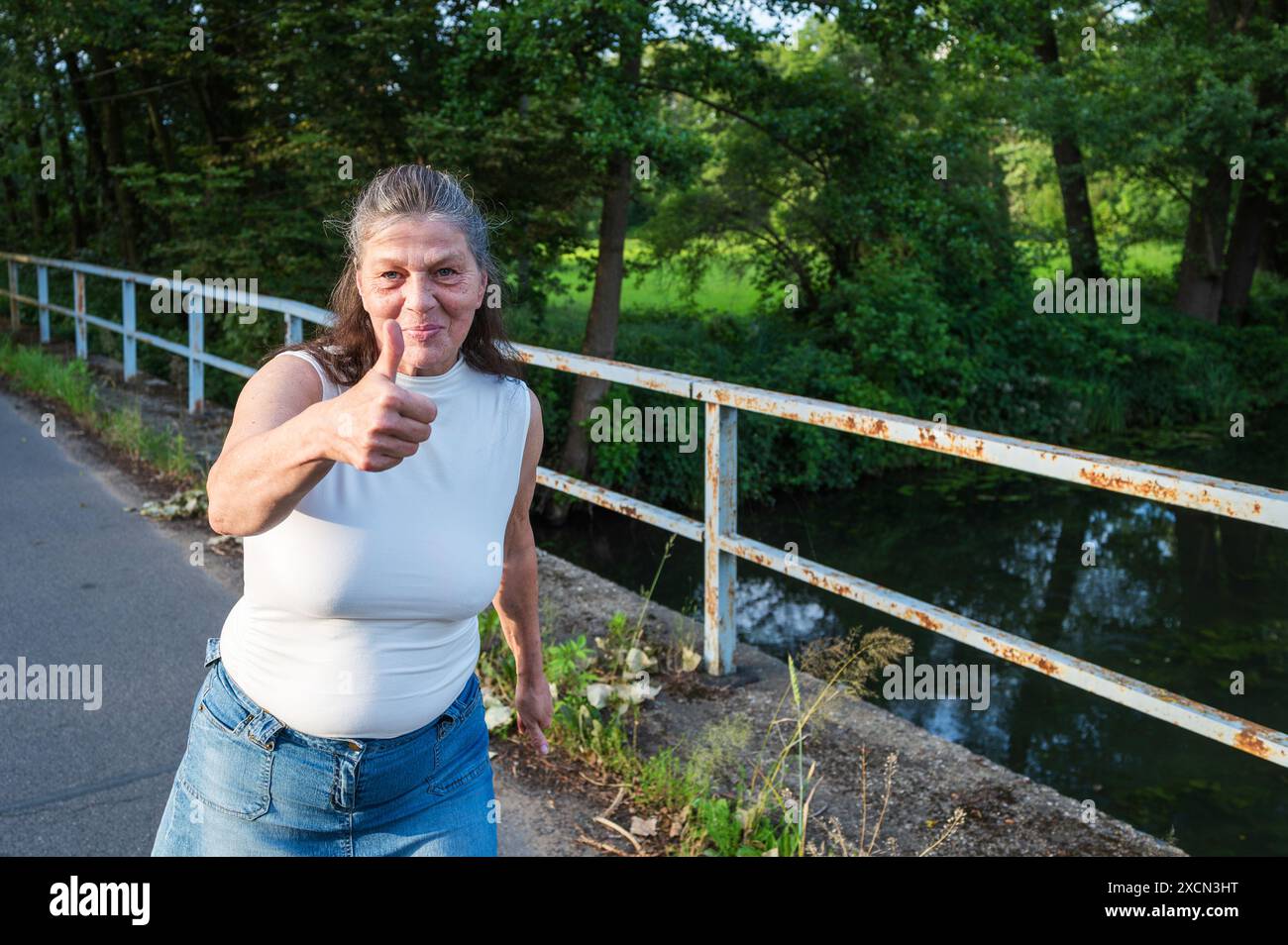 Eine ältere Frau gibt die Daumen hoch Stockfoto