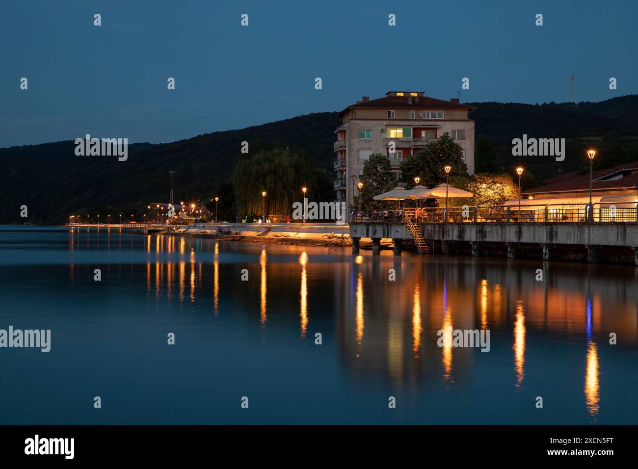 Der nächtliche Blick auf Golubac, eine malerische Stadt an der Donau in Serbien, entfaltet sich Stockfoto