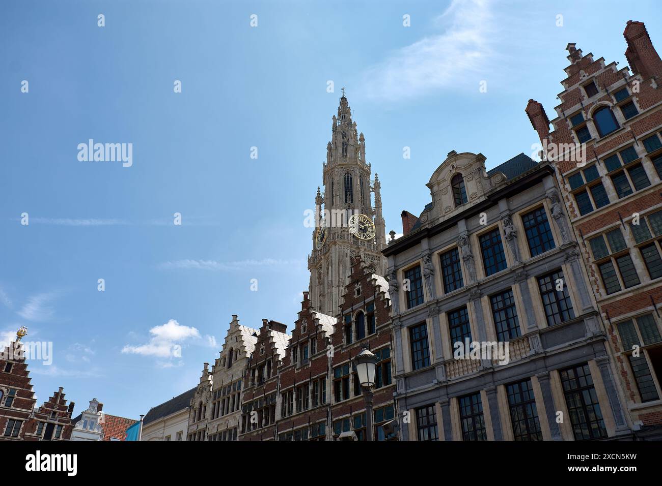 Glockenturm und gotische Fassade der Kathedrale unserer Lieben Frau im Hafen von Antwerpen und multikultureller Metropole, ist sie als eine der wichtigsten europäischen Gatewa bekannt Stockfoto