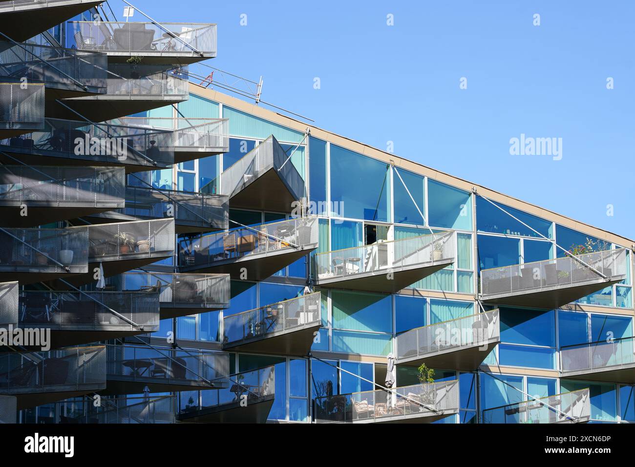 Detail einer Fassade mit Balkonen der VM-Häuser, ein Wohnhaus bestehend aus zwei benachbarten Wohngebäuden in Ørestad, Kopenhagen, Dänemark. Stockfoto