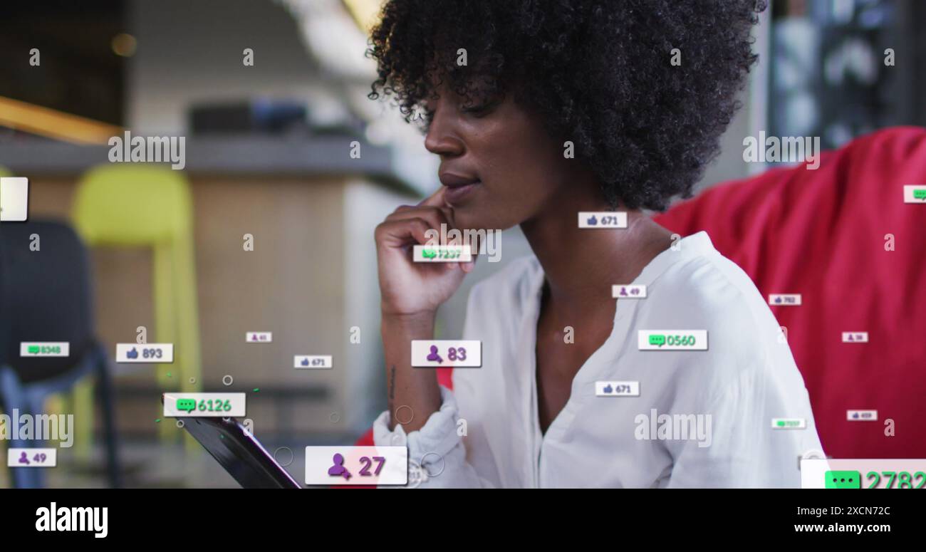 Bild von Social-Media-Ikonen über afroamerikanische Geschäftsfrau Stockfoto