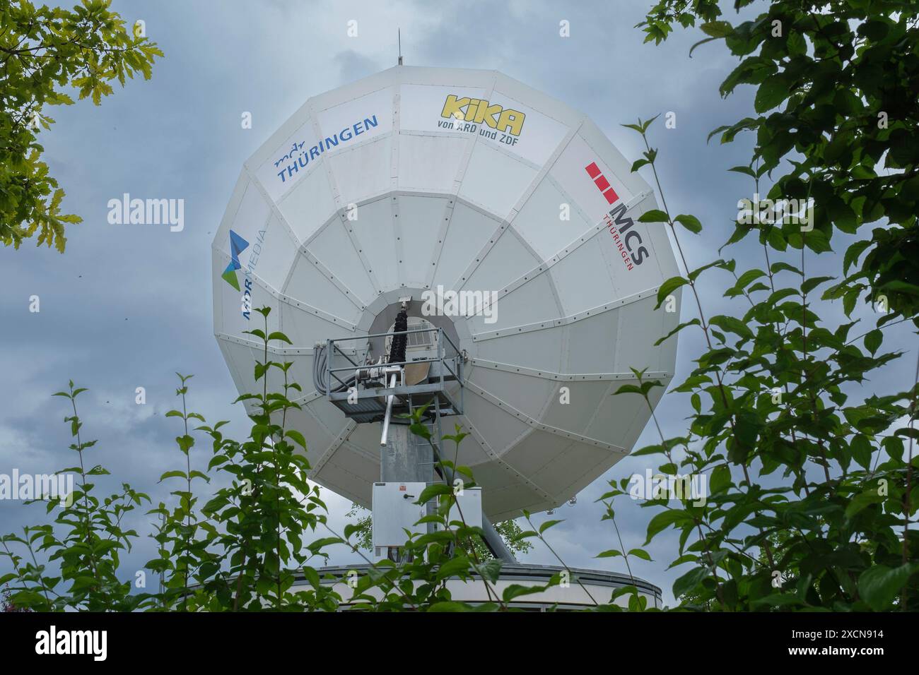 Satelliten Schüssel am MDR Landesfunkhaus Thüringen in Erfurt, mit den Logos von MDR Media, MDR Thüringen, KIKA und MCS *** Satellitenschüssel am MDR Thüringen Sendezentrum in Erfurt, mit den Logos von MDR Media, MDR Thüringen, KIKA und MCS GMS16444 Stockfoto