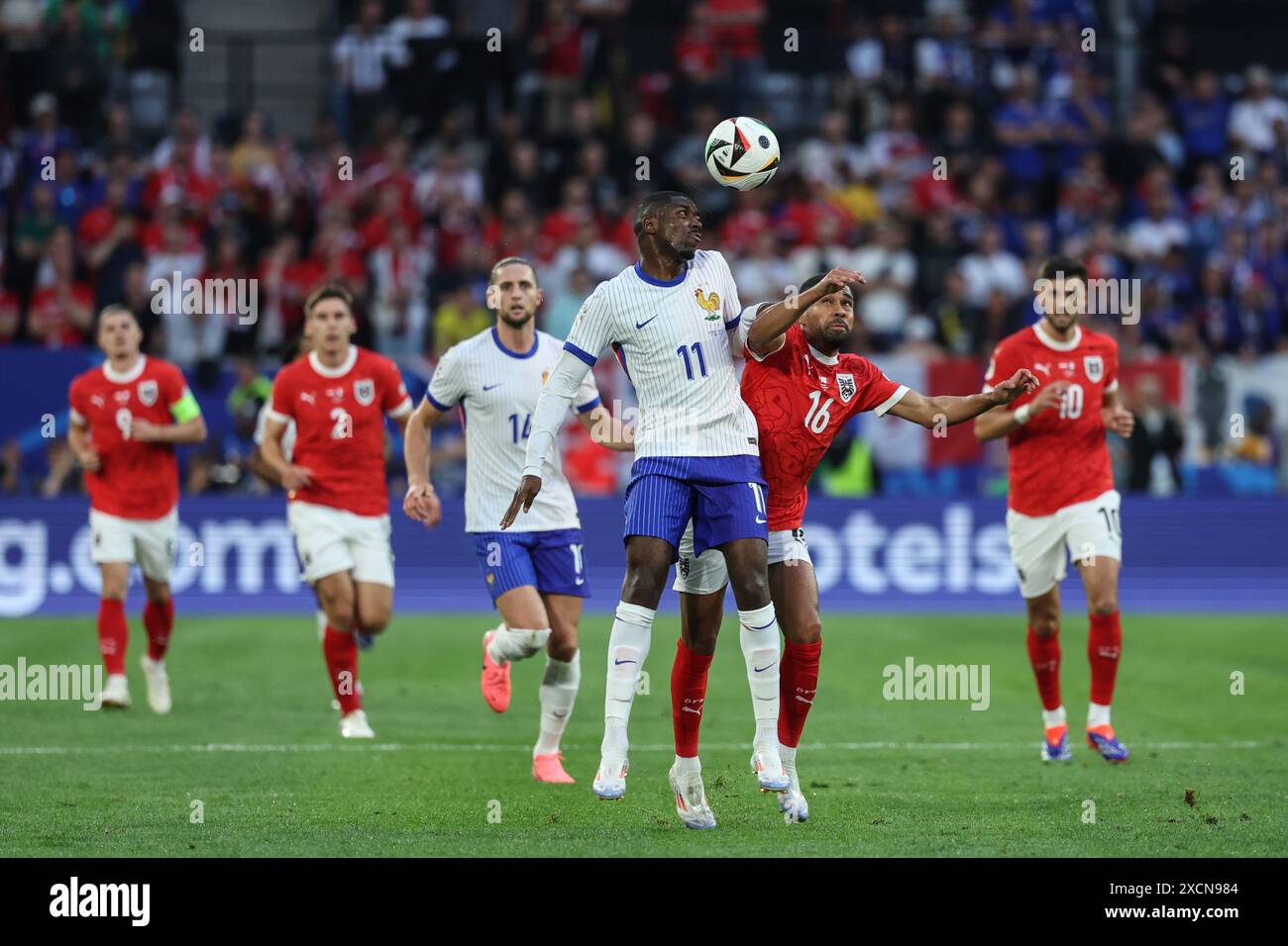 Düsseldorf, Deutschland. Juni 2024. Ousmane Dembele (3. R) aus Frankreich streitet am 17. Juni 2024 mit Phillipp Mwene (2. R) aus Österreich um einen Kopfball während des Gruppenspiels der UEFA Euro 2024 zwischen Österreich und Frankreich in Düsseldorf. Quelle: Pan Yulong/Xinhua/Alamy Live News Stockfoto