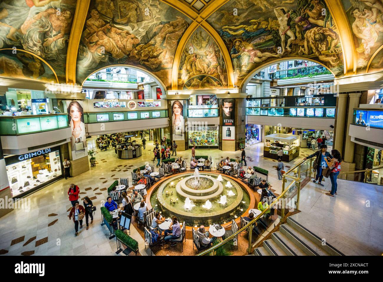 Galerias Pacifico, Fresken in der Kuppel der Galerien. Die Mitteltafel im Bild wurde von Antonio Berni, Buenos Aires, republica Argent gemalt Stockfoto