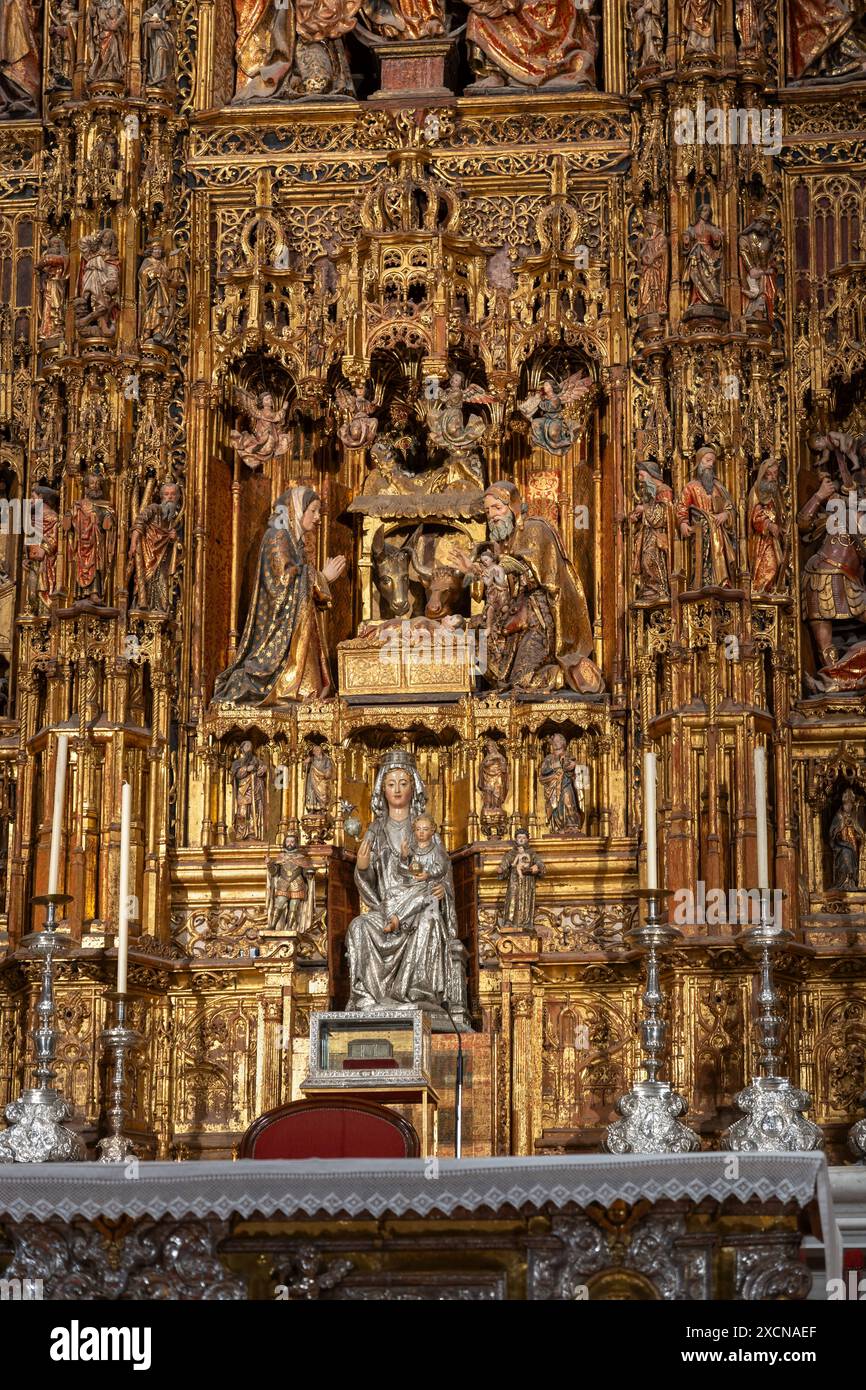 Das Innere der Kathedrale von Sevilla in Sevilla, Spanien. Hauptkapelle (Capilla Mayor) mit Meisterwerk gotischer Holzschnitzerei (1482 bis 1564), Hochaltar Altaraufsatz wi Stockfoto