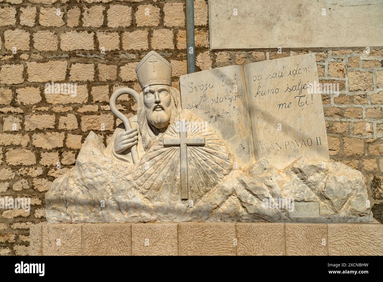 Denkmal Papst Johannes Paul II. An der Kirche in Pisak, Kroatien, Europa | Papst Johannes Paul II. Denkmal in der Kirche in Pisak, Kroatien, Europa Stockfoto Denkmal Papst Johannes Paul II. An der Kirche in Pisak, Kroatien, Europa | Papst Johannes Paul II. Denkmal in der Kirche in Pisak, Kroatien, Europa Stockfoto