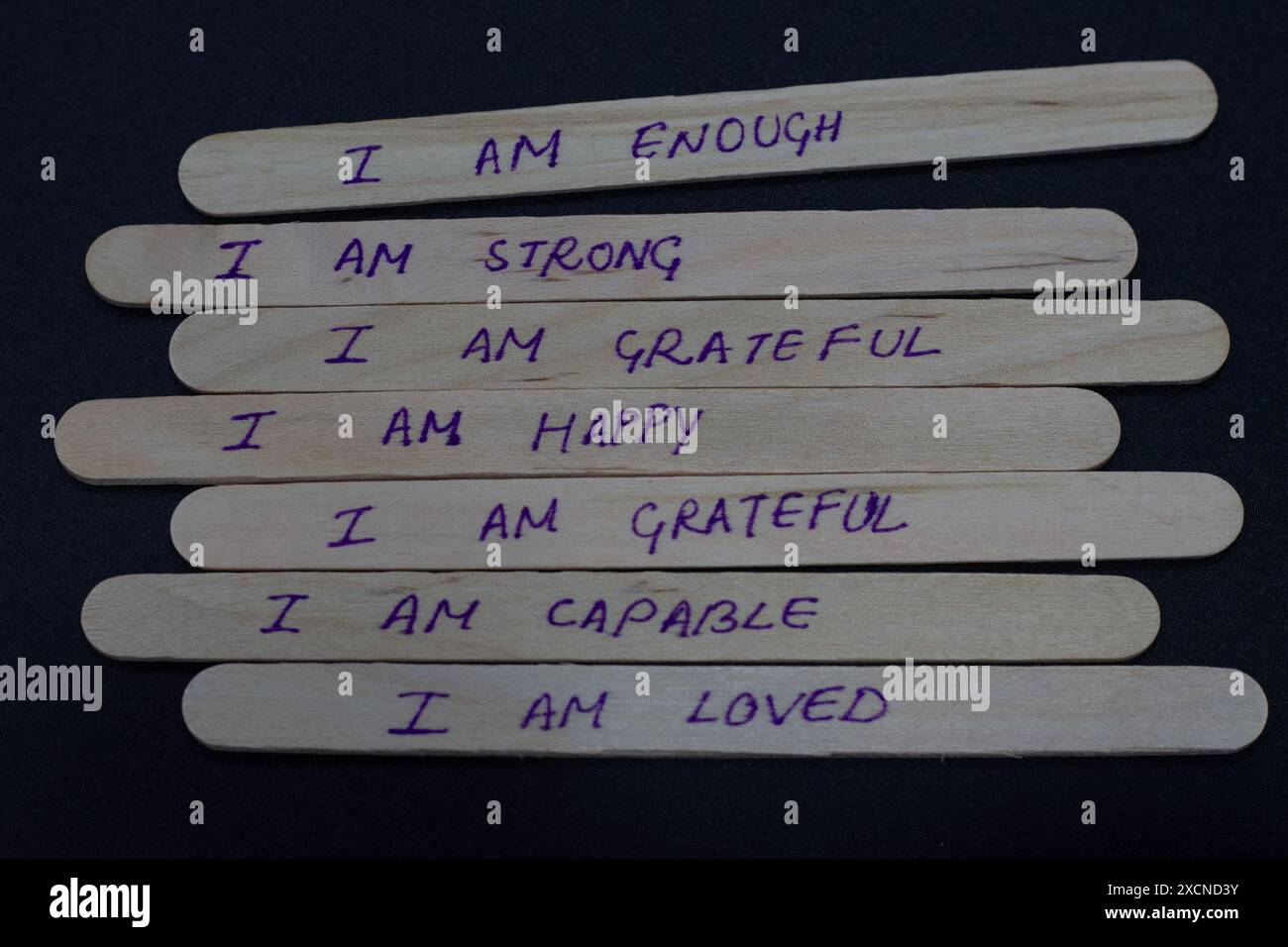 Handgeschriebene Motivationszitate, um das Selbstwertgefühl anderer zu stärken. Stockfoto