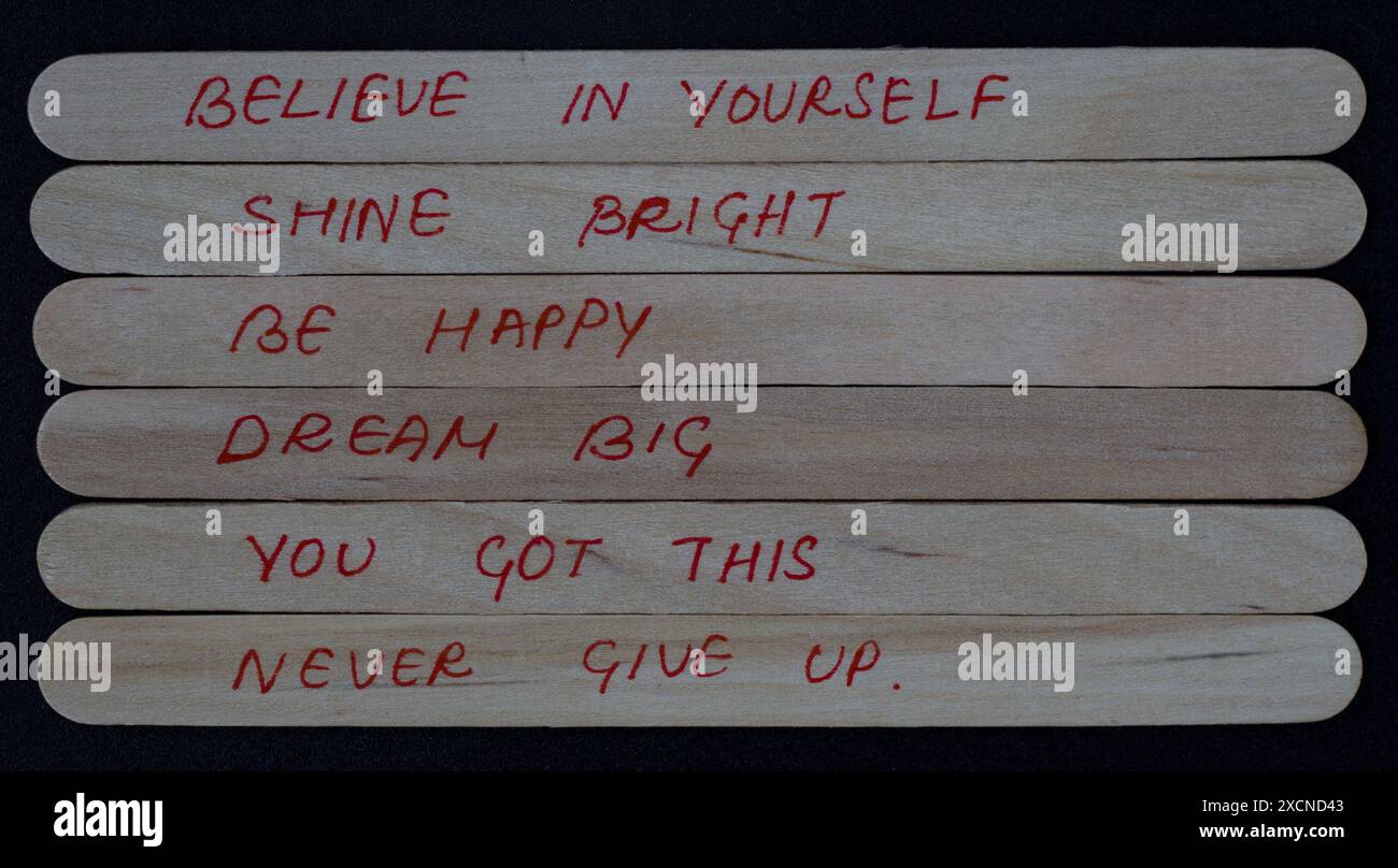 Handschriftliche positive Zitate, um das Selbstwertgefühl der Menschen zu stärken. Stockfoto