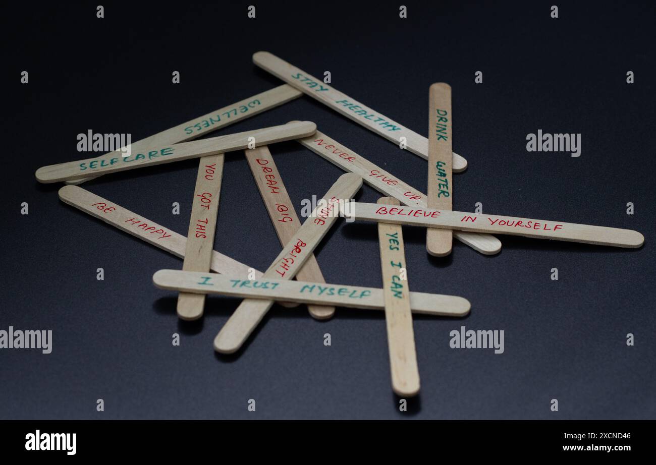 Handgeschriebene Motivationszitate, um das Selbstwertgefühl anderer zu stärken. Stockfoto