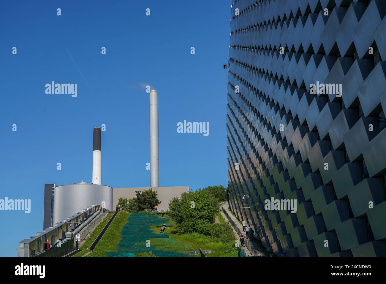 Müllverbrennungsanlage Amager Bakke mit Freizeitsportpark, Trockenskiabfahrt, auf dem Dach des Architekturstudios Bjarke Ingels, Kopenhagen, Dänemark Stockfoto