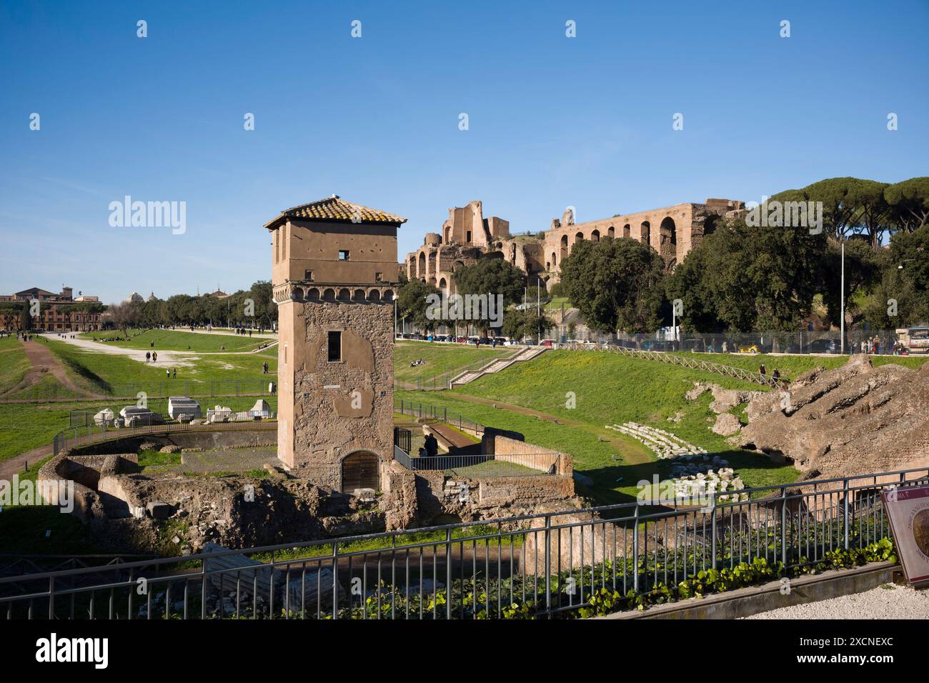 Rom. Italien. Circo Massimo (Circus Maximus) mit dem mittelalterlichen Torre della Moletta im Vordergrund und Resten der Kaiserpaläste auf dem Palatin Stockfoto