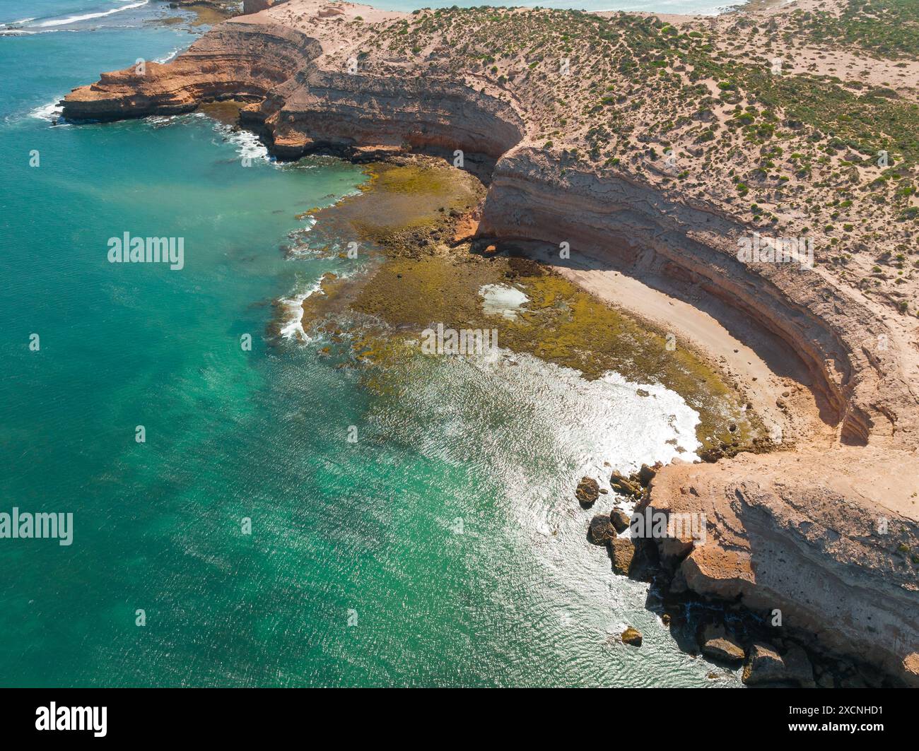 Blick aus der Vogelperspektive auf eine zerklüftete, erodierte Küste mit geschützten Buchten und karger Vegetation an den High Cliffs auf der Eyre Peninsula in Südaustralien Stockfoto