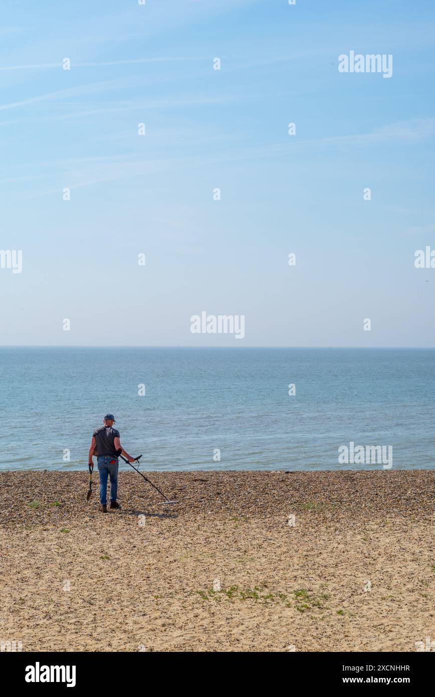 Metalldetektion am Strand von Clacton auf Sea Essex. Stockfoto