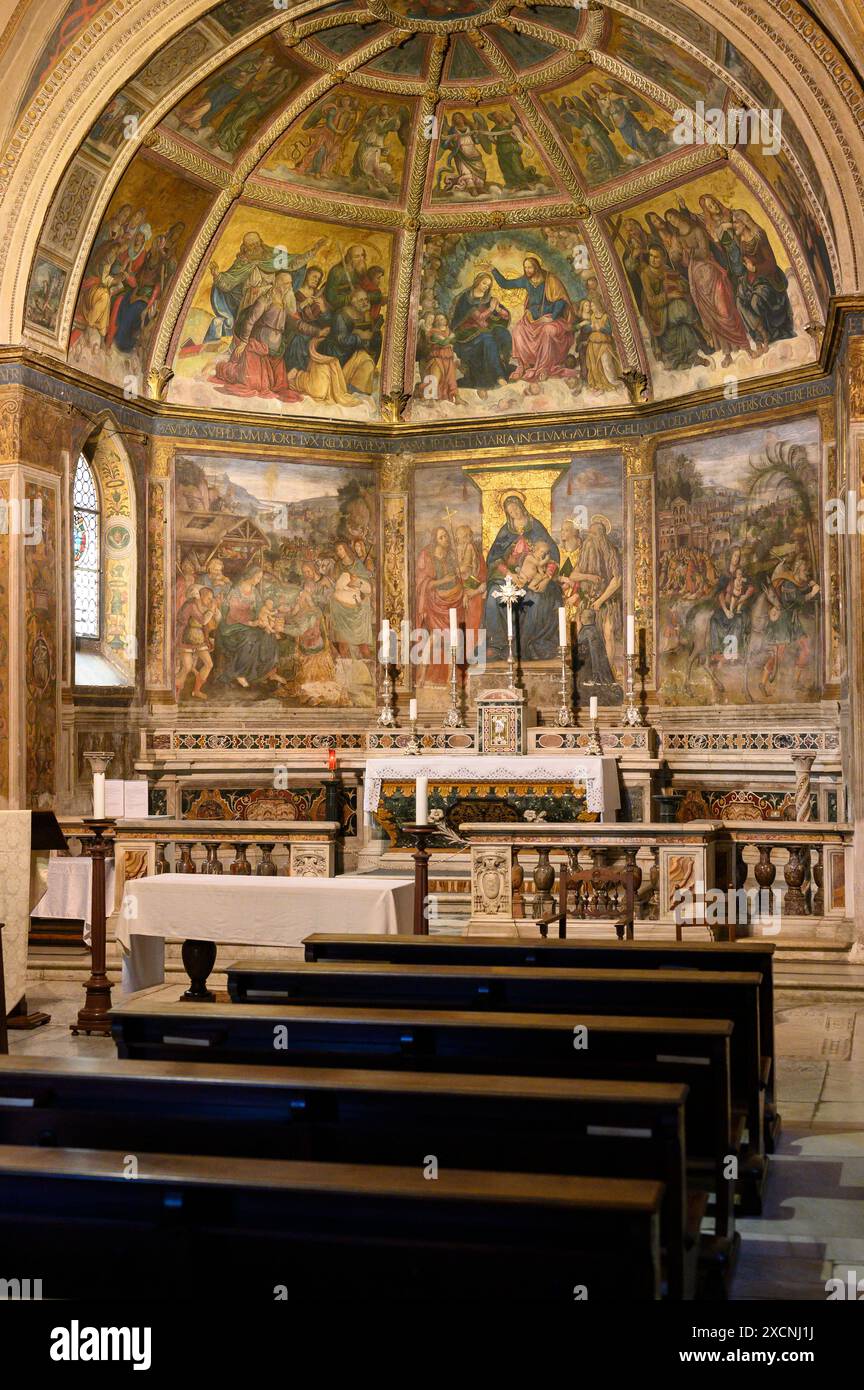 Rom. Italien. Kirche Sant’Onofrio al Gianicolo aus dem 15. Jahrhundert, Piazza di Sant’Onofrio. Apsis mit Fresken, die Baldassarre Peruzzi und Pintur zugeschrieben werden Stockfoto