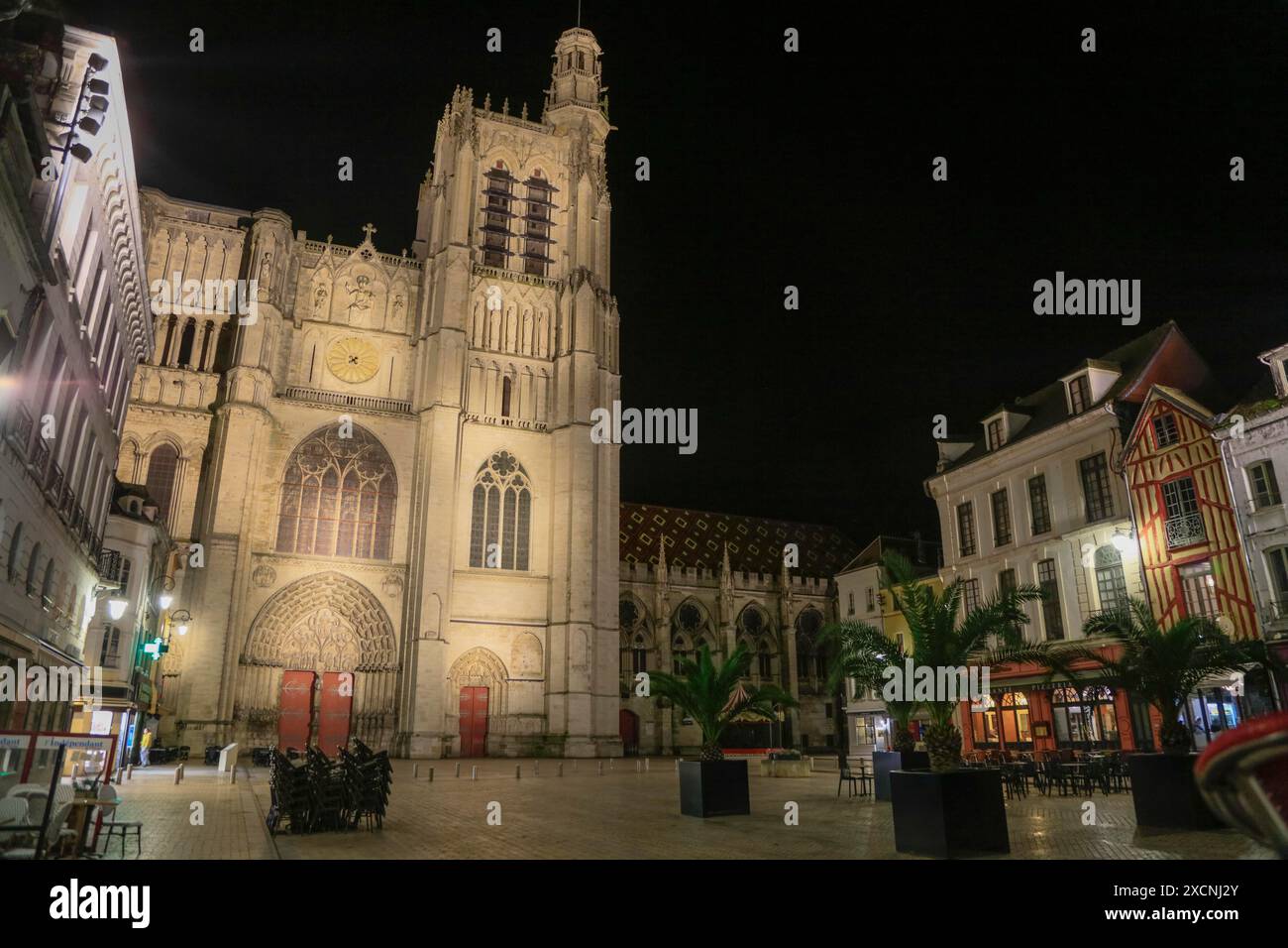 Kathedrale Saint-Etienne bei Nacht, Sens, Burgund, Département Yonne, Region Bourgogne-Franche-Comte, Frankreich Stockfoto