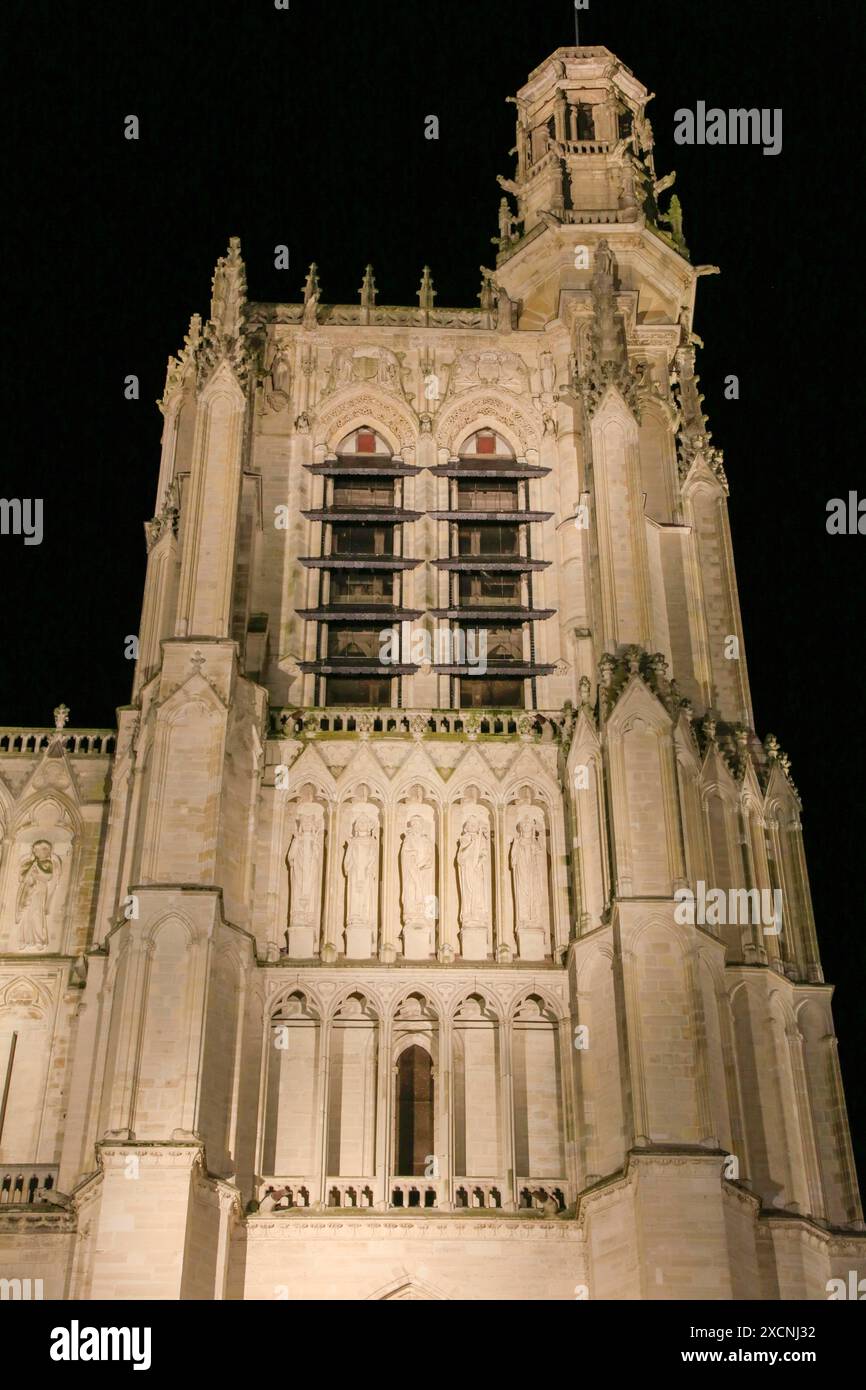 Kathedrale Saint-Etienne bei Nacht, Sens, Burgund, Département Yonne, Region Bourgogne-Franche-Comte, Frankreich Stockfoto