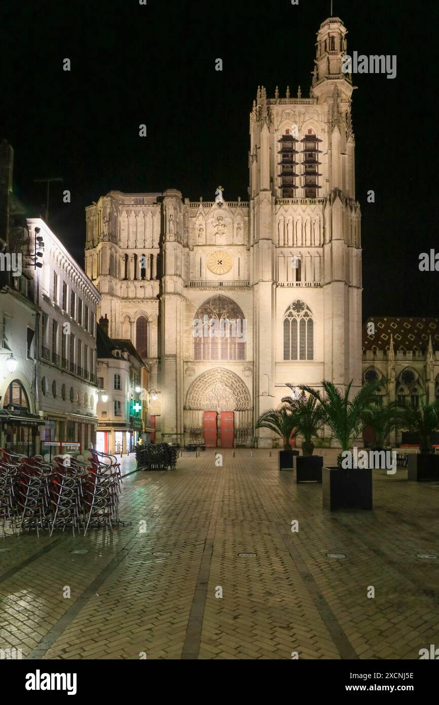 Kathedrale Saint-Etienne bei Nacht, Sens, Burgund, Département Yonne, Region Bourgogne-Franche-Comte, Frankreich Stockfoto