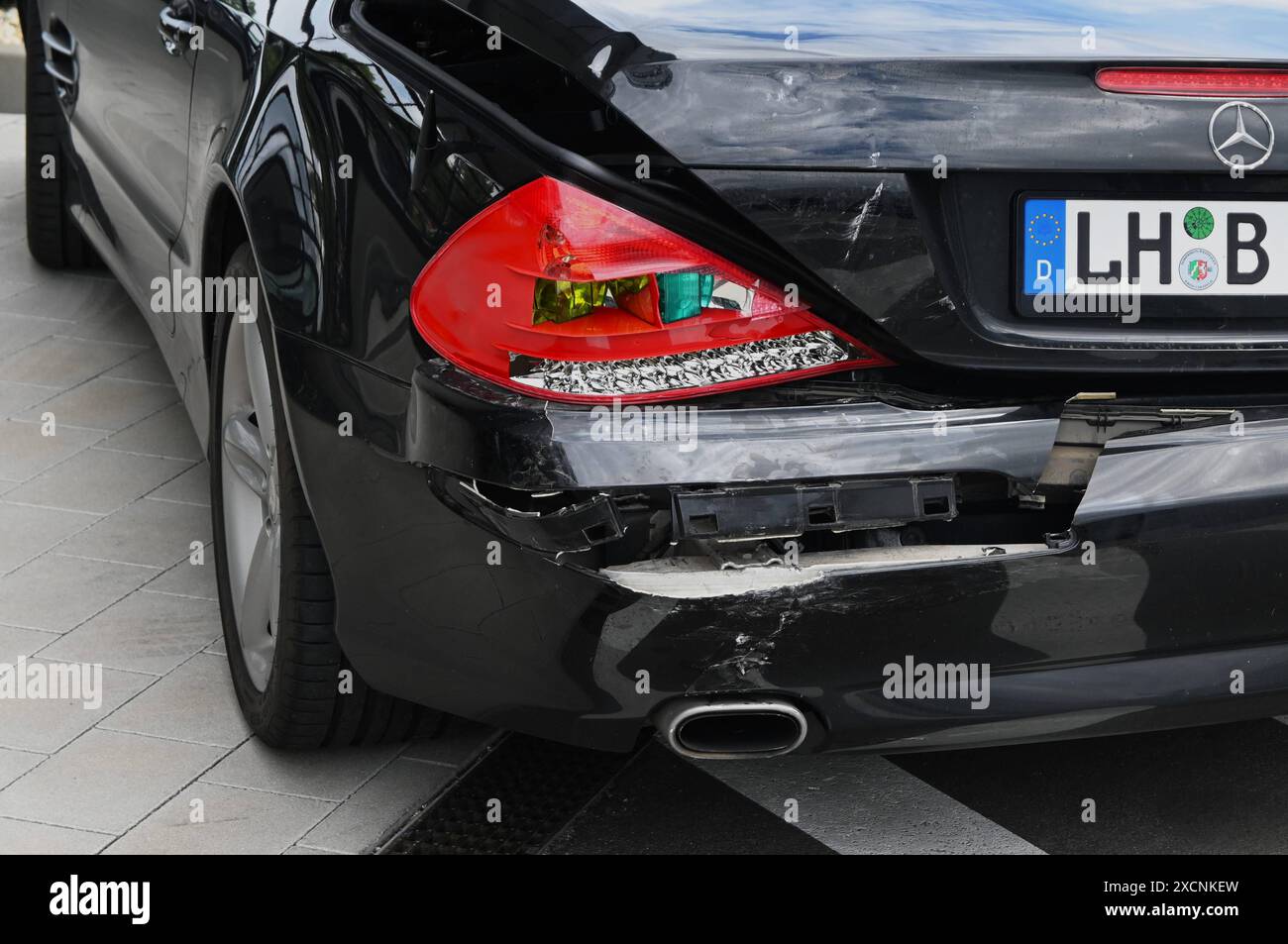 Mercedes Reparatur-Werkstatt. Foto: Unfall bzw Heckschaden, ein Fall für die KFZ Haftpflicht-Versicherung *** Mercedes Reparaturwerkstatt Foto Unfall oder Heckschaden, ein Fall für die Kfz-Haftpflicht-Versicherung Stockfoto