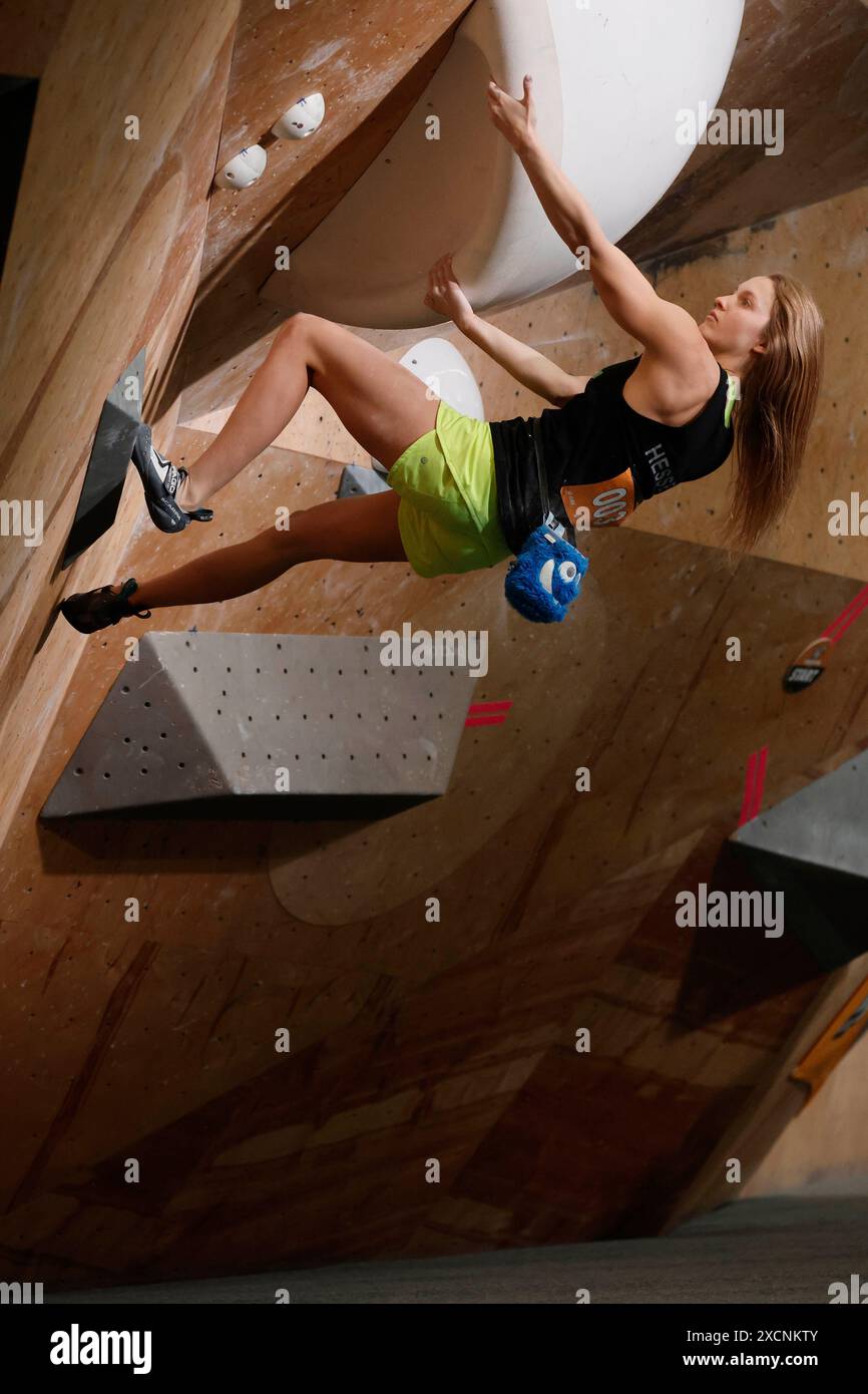 Pfungstadt, 15.06. 2024 Deutsche Meisterschaften Bouldern Damen Halbfinale Studio Bloc in Pfungstadt Roxana WIENAND (Hessen) Foto: Norbert Schmidt, Düsseldorf Stockfoto