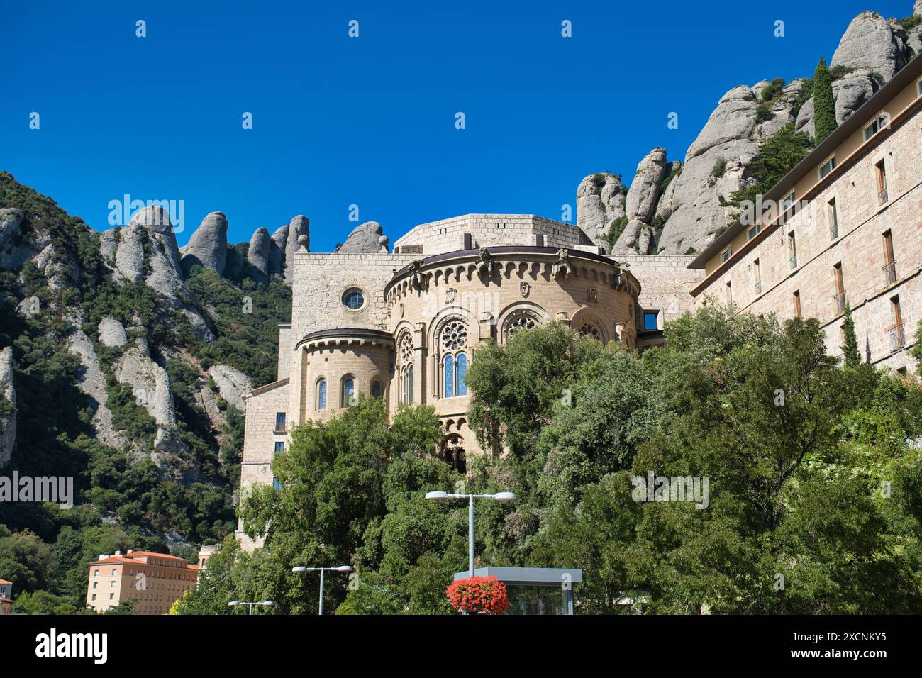 BARCELONA, SPANIEN. August 2022. Montserrat, der Berg, bietet schroffe Gipfel, atemberaubende Ausblicke, ein Benediktinerkloster, und zieht Wanderer und p Stockfoto