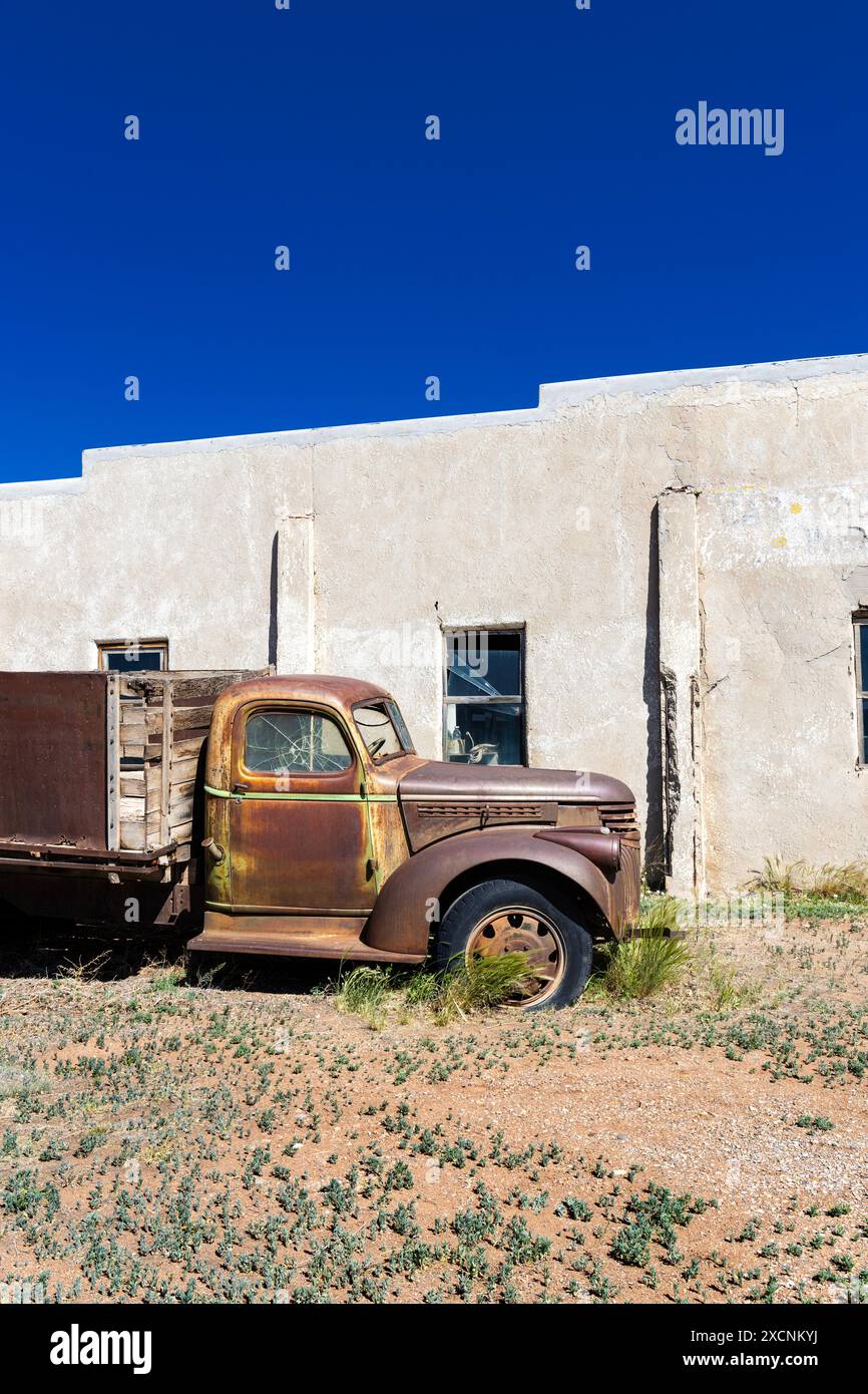 Ein rostiger Chevrolet Pickup-Truck aus den 1940er Jahren an den Ruinen von Allens Garage, erbaut in den 1950er Jahren an der historischen Route 66, Blue Water, New Mexico, USA Stockfoto