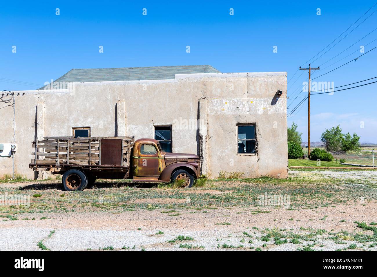 Ein rostiger Chevrolet Pickup-Truck aus den 1940er Jahren an den Ruinen von Allens Garage, erbaut in den 1950er Jahren an der historischen Route 66, Blue Water, New Mexico, USA Stockfoto
