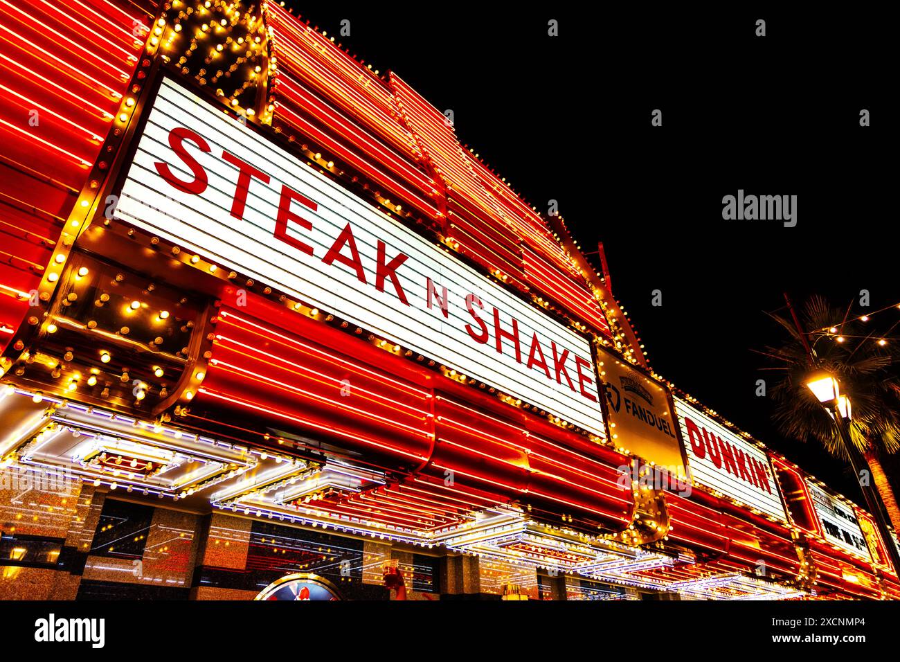 Neonschilder an der Fassade des Fremont Hotel & Casino at the Fremont Street Experience, Las Vegas, Nevada, USA Stockfoto