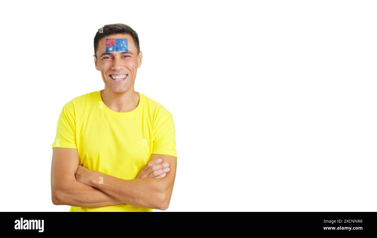 Mann, der mit australischer Flagge auf dem Gesicht steht und lächelt Stockfoto
